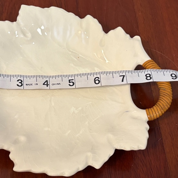 Set of 4 Vintage Ceramic Leaf Dishes with Tan Rattan Wrapped Handles - Picture 6 of 8